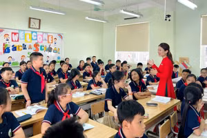 Cô trò Trường Tiểu học Ái Mộ B (Long Biên, Hà Nội).