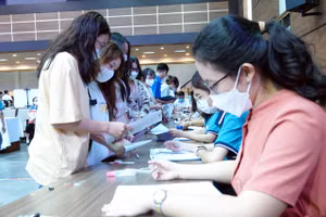 Thí sinh xét tuyển vào Trường ĐH Kinh tế TPHCM năm 2022. Ảnh: INT