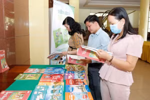 Cán bộ, giáo viên tỉnh Tiền Giang tham gia hội thảo giới thiệu sách giáo khoa lớp 8, lớp11.