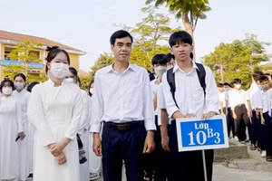 Thầy giáo Lê Ngọc Thùy luôn gần gũi và quan tâm đến học trò.