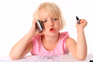 Trẻ cần biết số điện thoại của cha mẹ để liên lạc khi cần thiết. Ảnh minh họa.