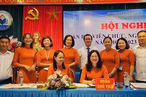 Công đoàn và Ban giám hiệu Trường THPT Kim Ngọc ký giao ước thi đua vào đầu năm học.