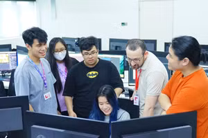 Sinh viên Trường ĐH Anh quốc Việt Nam được giảng viên nước ngoài giảng dạy, hướng dẫn. Ảnh: NTCC