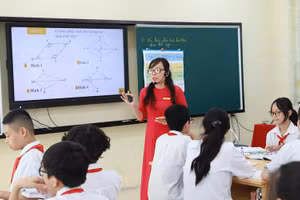 Giáo viên Trường THCS Thăng Long (Ba Đình, Hà Nội) sử dụng phần mềm Plickers trong bài trắc nghiệm để đổi mới cách kiểm tra đánh giá. Ảnh: Phòng GD&ĐT Ba Bình