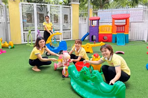 Giáo viên Nhóm trẻ Hồng Hà vệ sinh đồ chơi của trẻ.