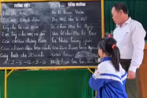 Ông Phan Thanh Tuyền, Trưởng bản Lòi Sim (Hương Khê, Hà Tĩnh) đang dạy tiếng Mường cho học sinh. Ảnh: NVCC