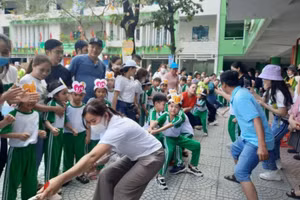 Học sinh và phụ huynh Trường Tiểu học Hoa Lư tham gia Ngày hội Gia đình gắn kết yêu thương.