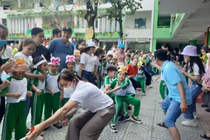 Học sinh và phụ huynh Trường Tiểu học Hoa Lư tham gia Ngày hội Gia đình gắn kết yêu thương.