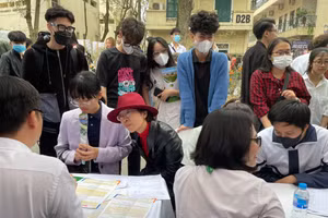 Phụ huynh, học sinh tham gia ngày hội tư vấn tuyển sinh, hướng nghiệp năm 2023. Ảnh: TG 