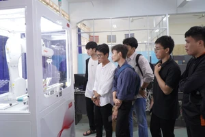 Trạm Robot và gói phần mềm mô phỏng Robot Studio tại Trường ĐH Bách khoa, ĐH Đà Nẵng do Công ty TNHH ABB Việt Nam tài trợ. Ảnh: NTCC 