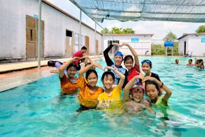 Học sinh huyện Phong Điền (Thừa Thiên - Huế) trong giờ học bơi. Ảnh: Phòng GD&ĐT cung cấp