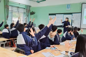 Cô trò Trường THPT Minh Châu, Hưng Yên trong giờ học. 