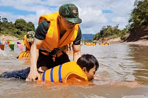 Bộ đội biên phòng Đồn Biên phòng Thanh (Bộ đội biên phòng Quảng Trị) dạy bơi cho học sinh miền núi Hướng Hóa. Ảnh biên phòng