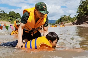 Bộ đội biên phòng Đồn Biên phòng Thanh (Bộ đội biên phòng Quảng Trị) dạy bơi cho học sinh miền núi Hướng Hóa. Ảnh biên phòng