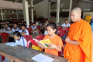 Nhà sư chùa Ô Sam Phâu, xã Châu Điền (huyện Cầu Kè, Trà Vinh) dạy lớp Ngữ văn Khmer hè 2023.