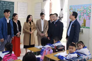 Đoàn ĐBQH tỉnh Nghệ An làm việc với Trường Tiểu học Châu Hội 2 (huyện Quỳ Châu). Ảnh: NTCC