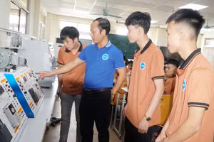 Sinh viên thực hành nghề điện tại Trường Cao đẳng Kỹ thuật Công nghiệp Việt Nam - Hàn Quốc.