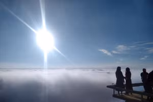 Mùa Xuân, nhiều du khách đến với “Thiên đường mây” Tà Xùa. Ảnh: Trần Minh.