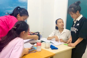 Tú Anh (thứ 2 từ phải qua) hiện làm trợ giảng tại một trung tâm tiếng Trung tại TP Vinh, Nghệ An.