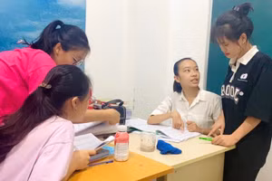 Tú Anh (thứ 2 từ phải qua) hiện làm trợ giảng tại một trung tâm tiếng Trung tại TP Vinh, Nghệ An.