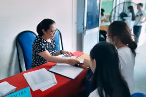 Trường THPT Nguyễn Hữu Thọ tư vấn cho phụ huynh đến làm hồ sơ cho con nhập học vào lớp 10, năm học 2023 - 2024.