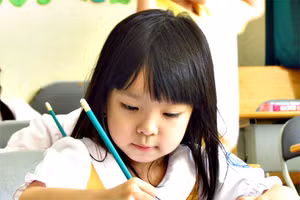 Cha mẹ có thể cho trẻ làm quen với nét chữ, cách cầm bút… Ảnh minh họa.