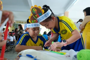 Học sinh Trường Tiểu học Nguyễn Việt Hồng (TP Cần Thơ) hào hứng thiết kế sản phẩm trong bài học STEM.