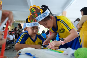 Học sinh Trường Tiểu học Nguyễn Việt Hồng (TP Cần Thơ) hào hứng thiết kế sản phẩm trong bài học STEM.