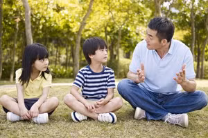 Những đứa trẻ cảm thấy thoải mái khi nói chuyện với cha mẹ về những điều hàng ngày có thể sẽ cởi mở hơn khi gặp khó khăn. Ảnh minh họa.