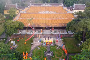 Thực hiện lễ dựng cây nêu tại Hiển Lâm Các trước Thế Tổ Miếu trong Kinh thành Huế.