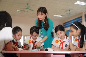 Giờ đọc sách có hướng dẫn của cô trò Trường Tiểu học Lê Mao, TP Vinh, Nghệ An.