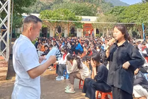 Cán bộ dân số huyện Tuần Giáo phối hợp với nhà trường tổ chức tuyên truyền phòng tránh tảo hôn và hôn nhân cận huyết thống.