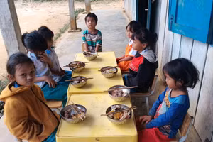 Những học sinh ở nóc Ông Cường ở lại bán trú, được thầy giáo Nguyễn Thanh Đên chăm từng bữa ăn, giấc ngủ, hỗ trợ trong giờ tự học. 