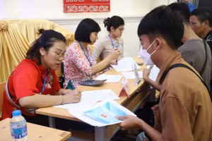 Tân sinh viên làm thủ tục nhập học tại Trường Đại học Y dược (Đại học Quốc gia Hà Nội). Ảnh: INT