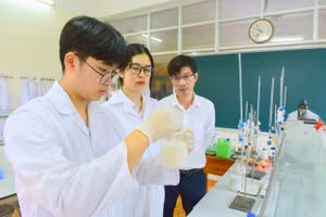 Thầy trò Trường THPT chuyên Tuyên Quang. Ảnh: NVCC