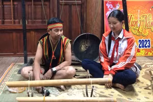 Em Phạm Thị Thùy Trang vượt hơn 80km đến làng Đắk Mế để tìm hiểu về văn hóa, ẩm thực của người Brâu.