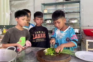 Sau nhiều ngày được thầy, cô giáo hướng dẫn, Y Đạt cùng các bạn đã có thể tự chuẩn bị bữa trưa.