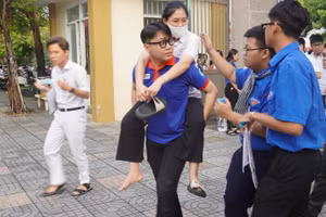 Lực lượng tình nguyện viên cõng thí sinh bị thương lên tận phòng thi tại Điểm thi Trường THPT Trần Nguyên Hãn (TP Vũng Tàu, tỉnh Bà Rịa - Vũng Tàu).