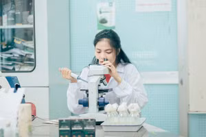 Sinh viên Trường ĐH Sư phạm, ĐH Đà Nẵng trong giờ thực hành. Ảnh: NTCC