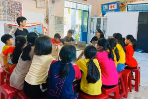 Cô giáo Nguyễn Thị Hồng Tâm dạy kỹ năng sống, sức khoẻ tinh thần cho học sinh tại lớp học cộng đồng 2 - Tổ chức Trả lại tuổi thơ.