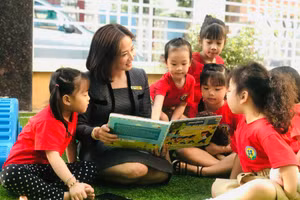 Cô Hiệu trưởng Nguyễn Thị Thanh Hương và các bé Trường Mầm non Sao Mai (Ba Đình, Hà Nội). Ảnh: NVCC