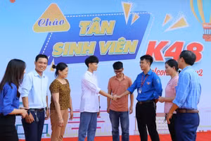 Sinh viên năm thứ nhất Trường ĐH Sư phạm Hà Nội 2 trong ngày nhập học. Ảnh: NTCC