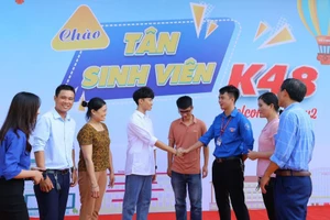 Sinh viên năm thứ nhất Trường ĐH Sư phạm Hà Nội 2 trong ngày nhập học. Ảnh: NTCC