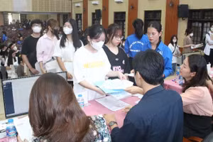 Tân sinh viên nhập học vào Trường ĐH Công đoàn (Hà Nội). Ảnh: TG