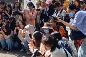 Sinh viên Khoa Báo chí và Truyền thông, Trường Đại học Khoa học Xã hội và Nhân văn (ĐHQG TP HCM) thực hành kỹ năng. Ảnh: Khánh Vân