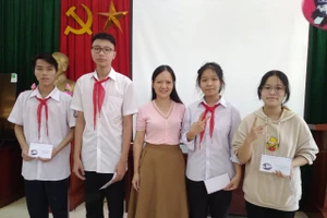 Cô Phạm Thị Hồng Hạ (giữa) cùng học sinh trong CLB Hóa học nhà trường. Ảnh: Đình Tuệ