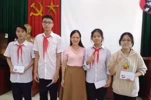 Cô Phạm Thị Hồng Hạ (giữa) cùng học sinh trong CLB Hóa học nhà trường. Ảnh: Đình Tuệ