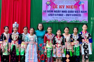 Cô Huyền và học sinh người Mông tại Trường Phổ thông DTBT Tiểu học và THCS Tây Sơn, huyện Kỳ Sơn, Nghệ An. Ảnh: TG