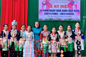 Cô Huyền và học sinh người Mông tại Trường Phổ thông DTBT Tiểu học và THCS Tây Sơn, huyện Kỳ Sơn, Nghệ An. Ảnh: TG