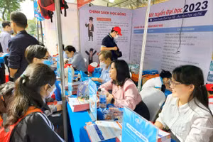 Thí sinh tìm hiểu thông tin tuyển sinh các trường đại học năm 2023 tại TPHCM. Ảnh: INT